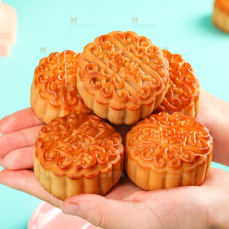 手上放着蛋黄月饼
