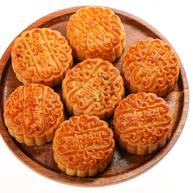 白底上的一盘蛋黄月饼