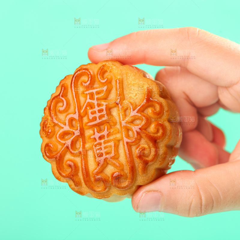 手上拿着蛋黄月饼