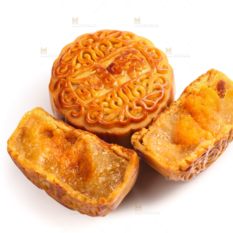 白底上切开的蛋黄月饼