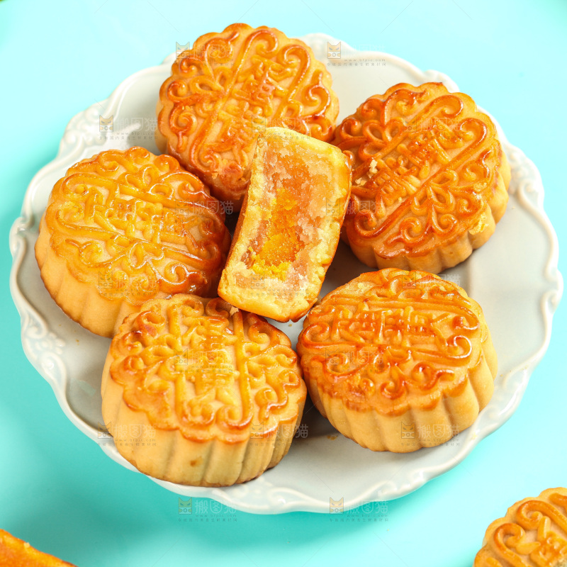 盘子里的蛋黄月饼