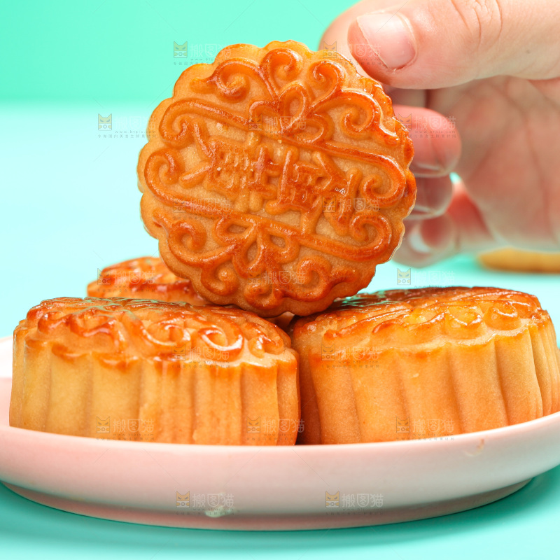 盘子里的蛋黄月饼