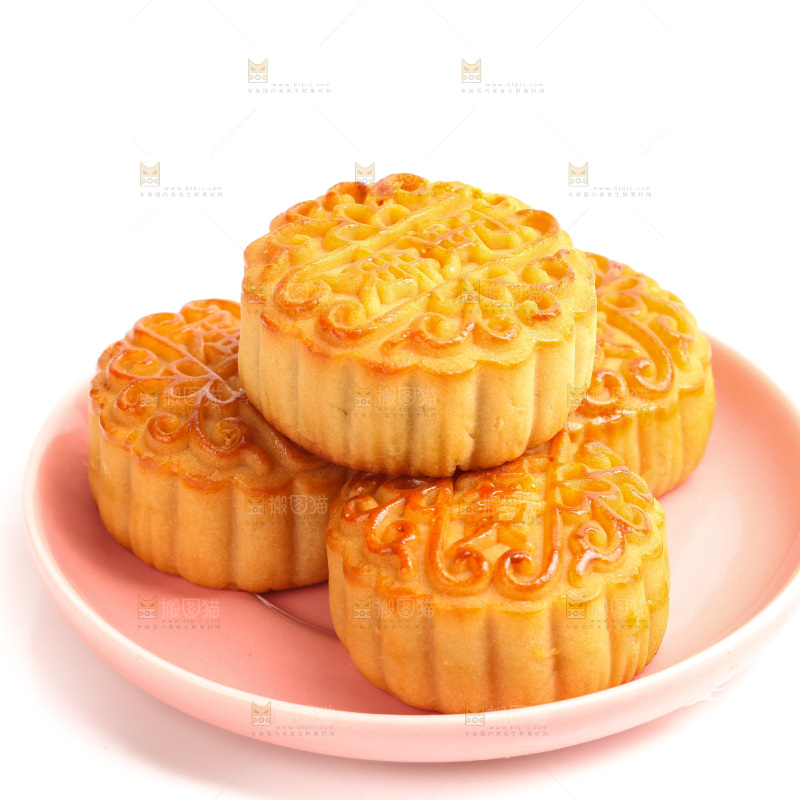 白底上盘子里的蛋黄月饼