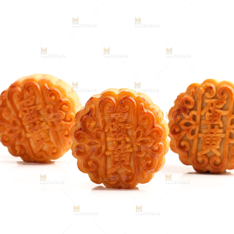 白底上摆放的蛋黄月饼