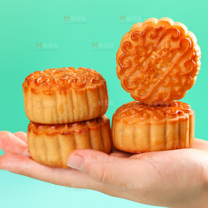 手上放着蛋黄月饼