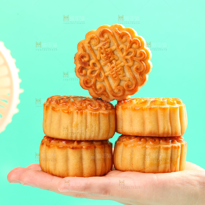 手上放着蛋黄月饼