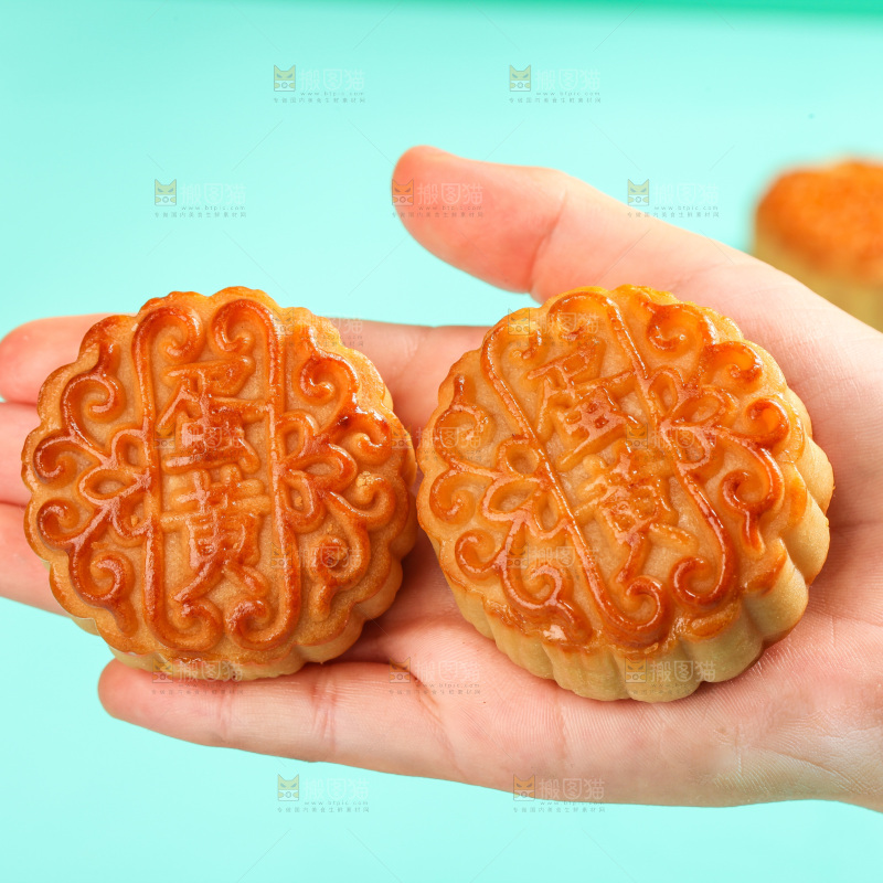 手上放着蛋黄月饼