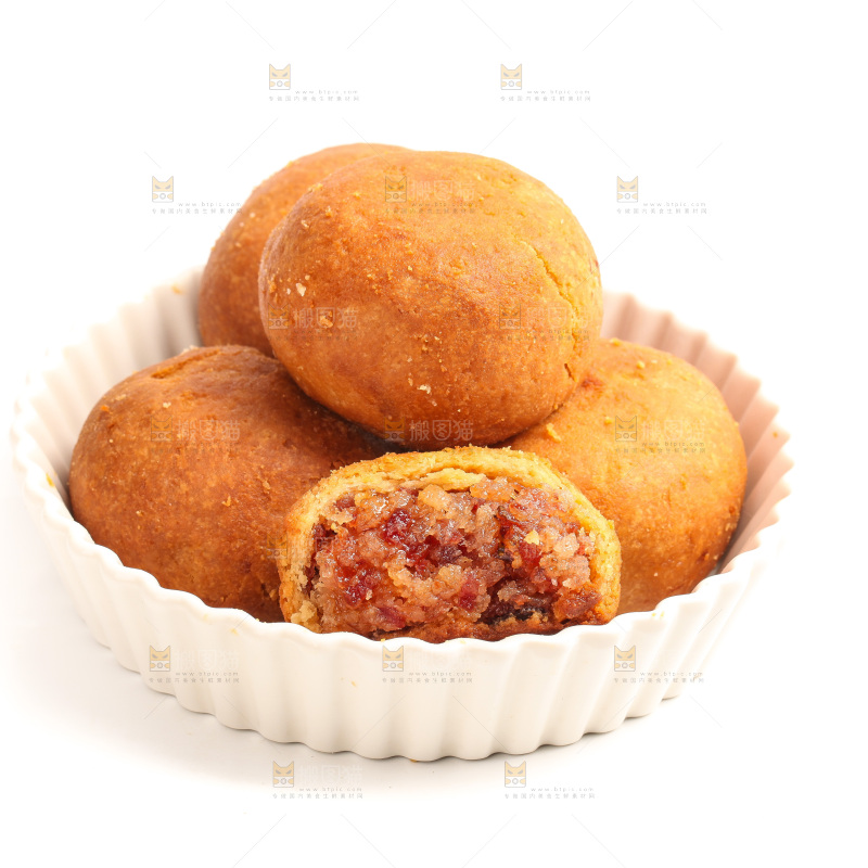 白底盘子里的火腿蛋黄月饼