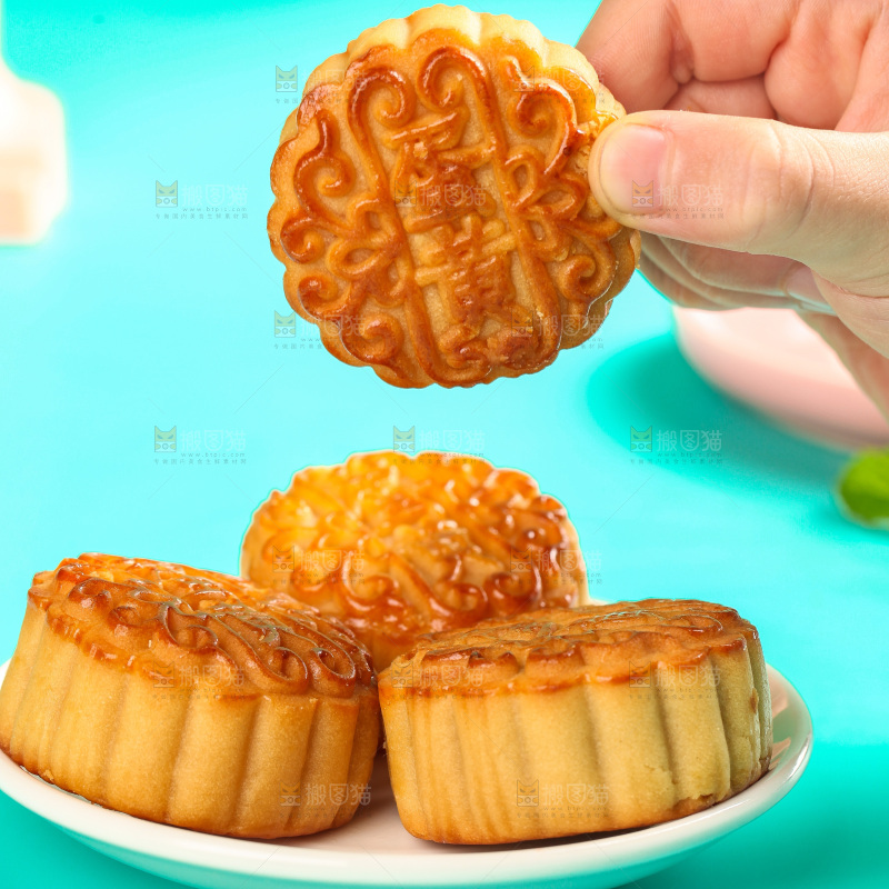 手上拿着蛋黄月饼