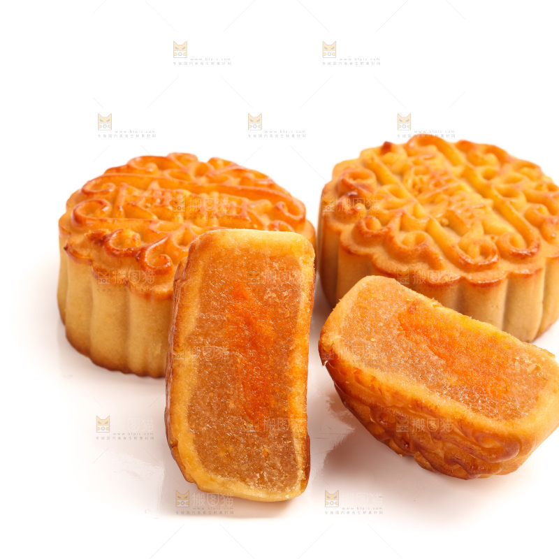 白底上切开的蛋黄月饼
