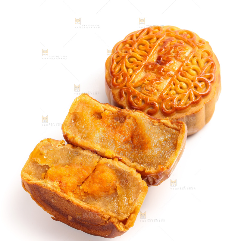白底上切开的蛋黄月饼