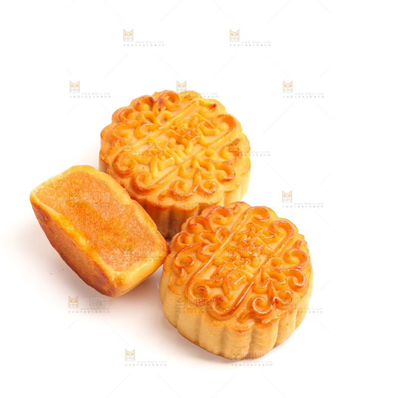 白底上切开的蛋黄月饼