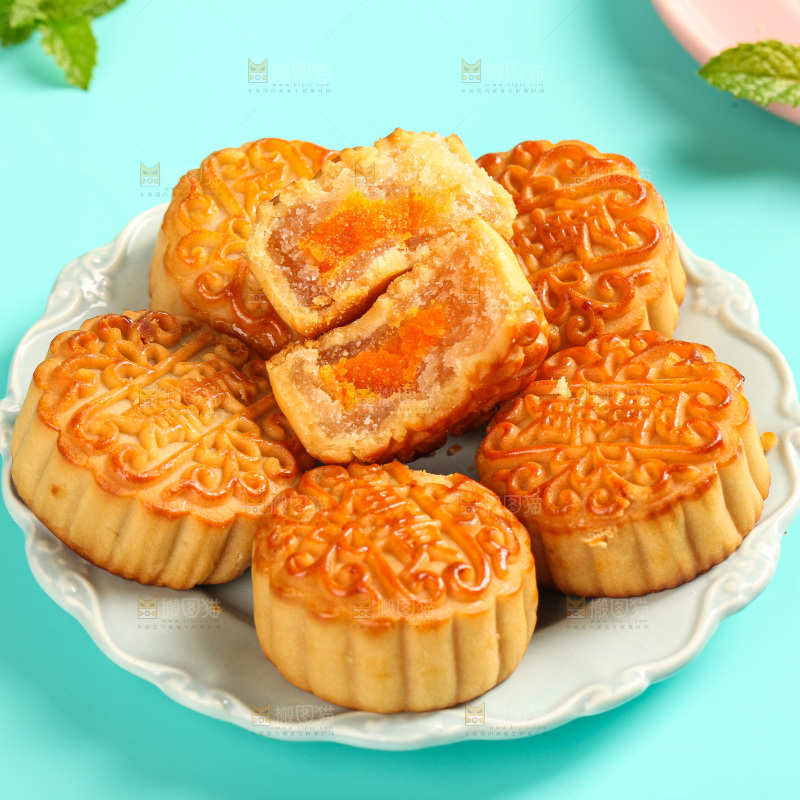 盘子里的蛋黄月饼