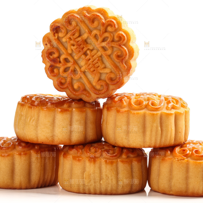 白底上摆放的蛋黄月饼