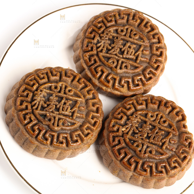 白底上的一盘荞麦五仁月饼