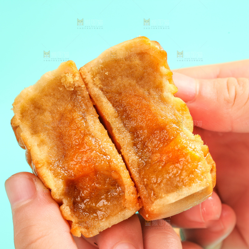 手拿着掰开的蛋黄月饼