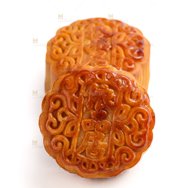 白底上放着的蛋黄月饼