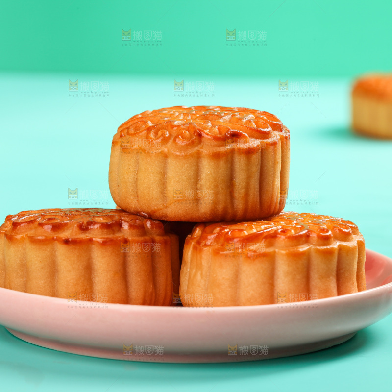 盘子里的蛋黄月饼