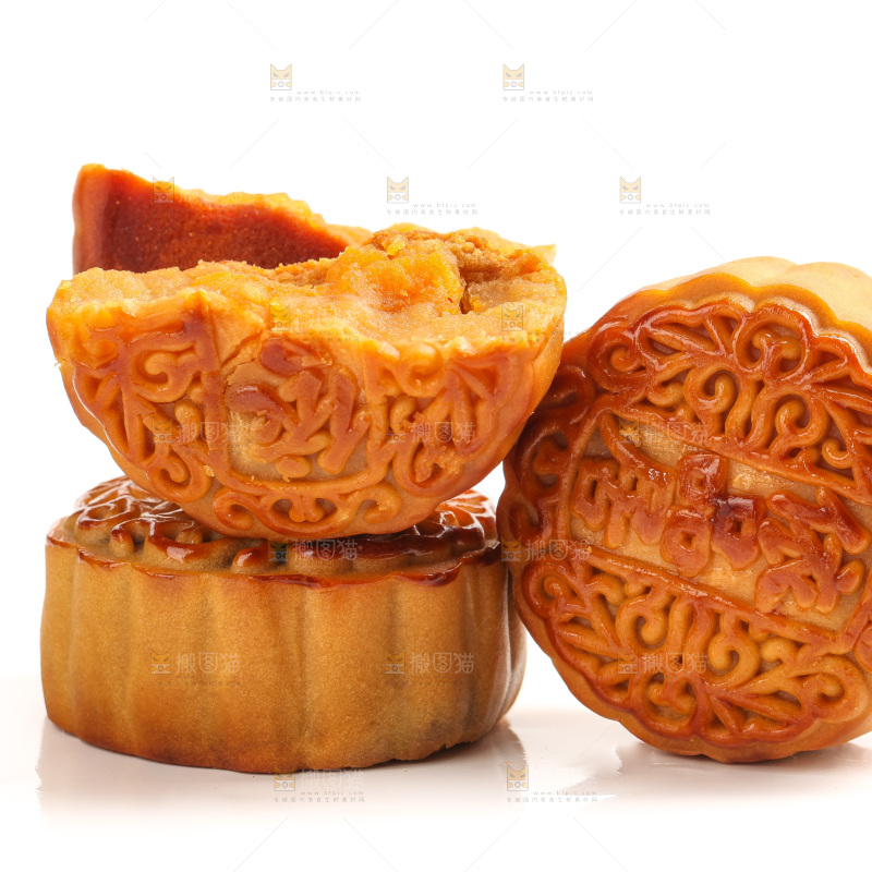 白底上摆放的蛋黄月饼