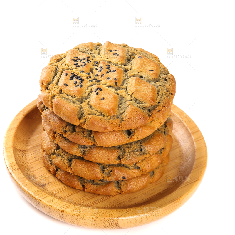 白底上放着一盘铁棍山药桃酥