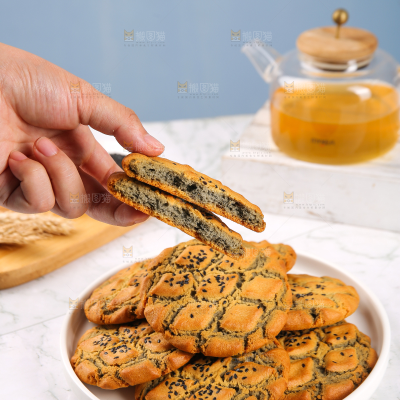 手拿着芝麻夹心桃酥