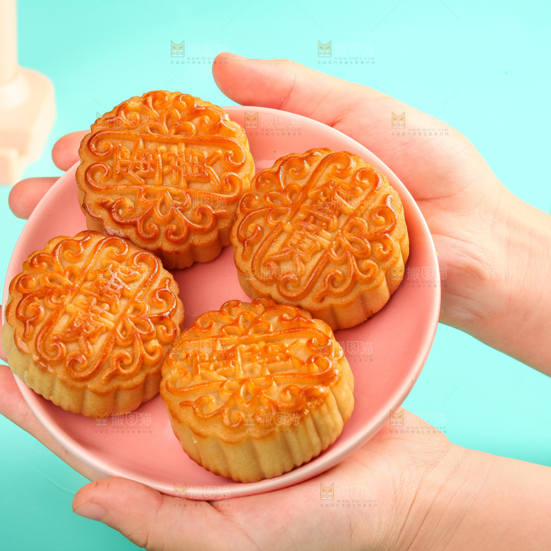 手捧着一盘蛋黄月饼