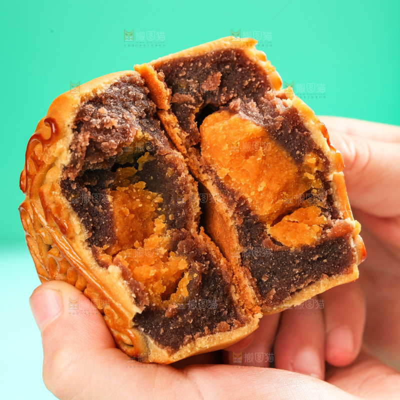 手上掰开的蛋黄豆沙月饼
