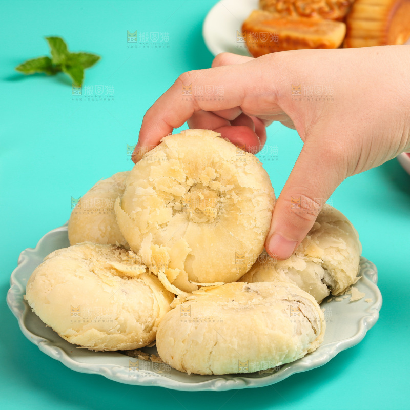 手上拿着酥皮月饼