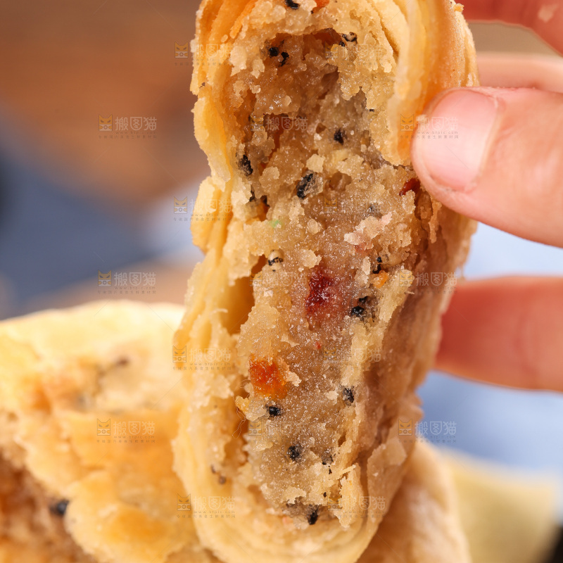 手拿着掰开的酥皮月饼