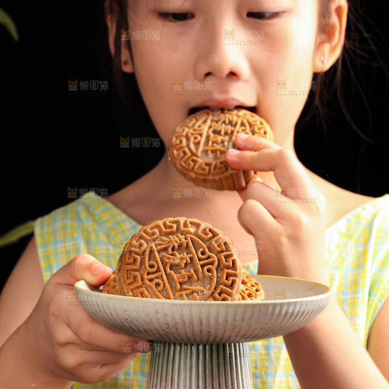 女孩正在吃着荞麦月饼