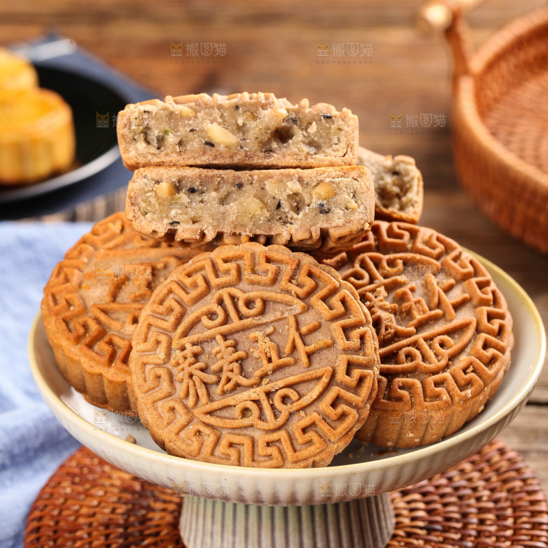 盘子里的荞麦五仁月饼
