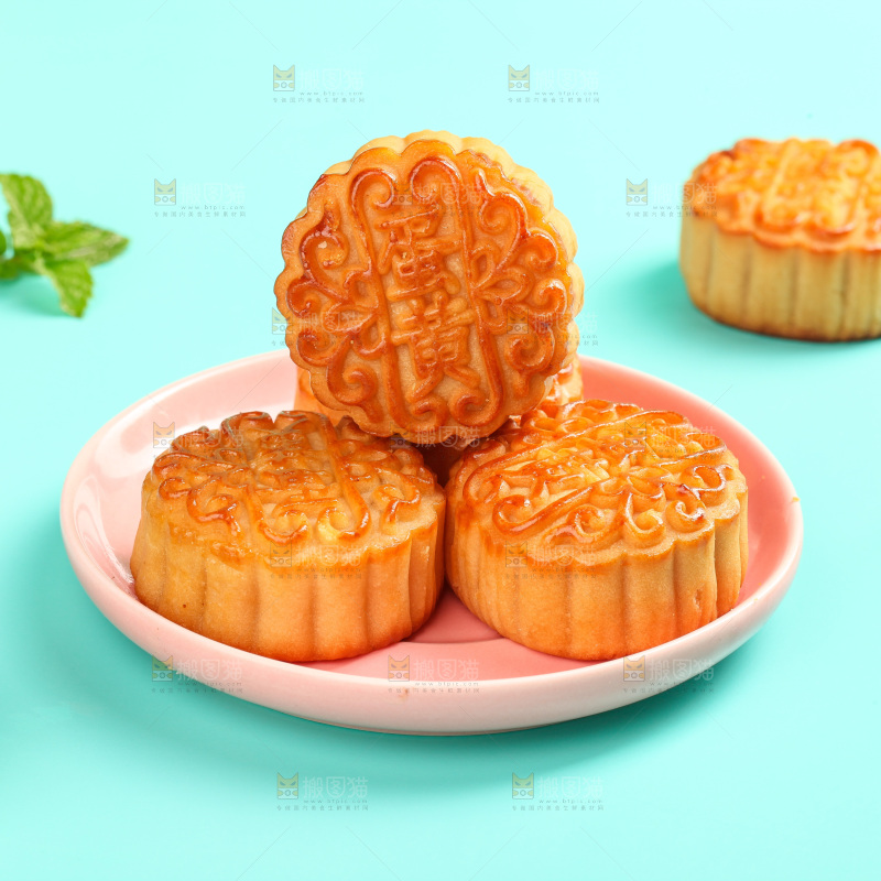 盘子里的蛋黄月饼