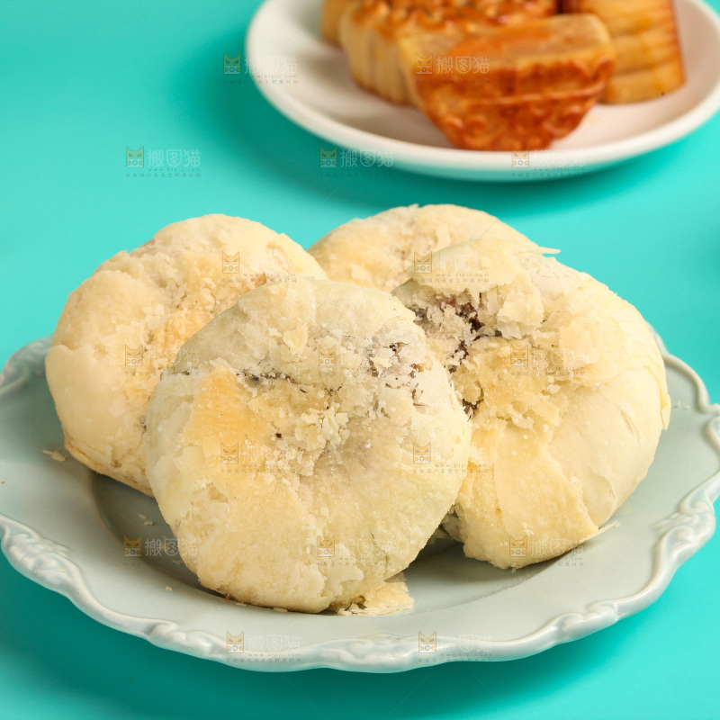 盘子里的酥皮五仁月饼
