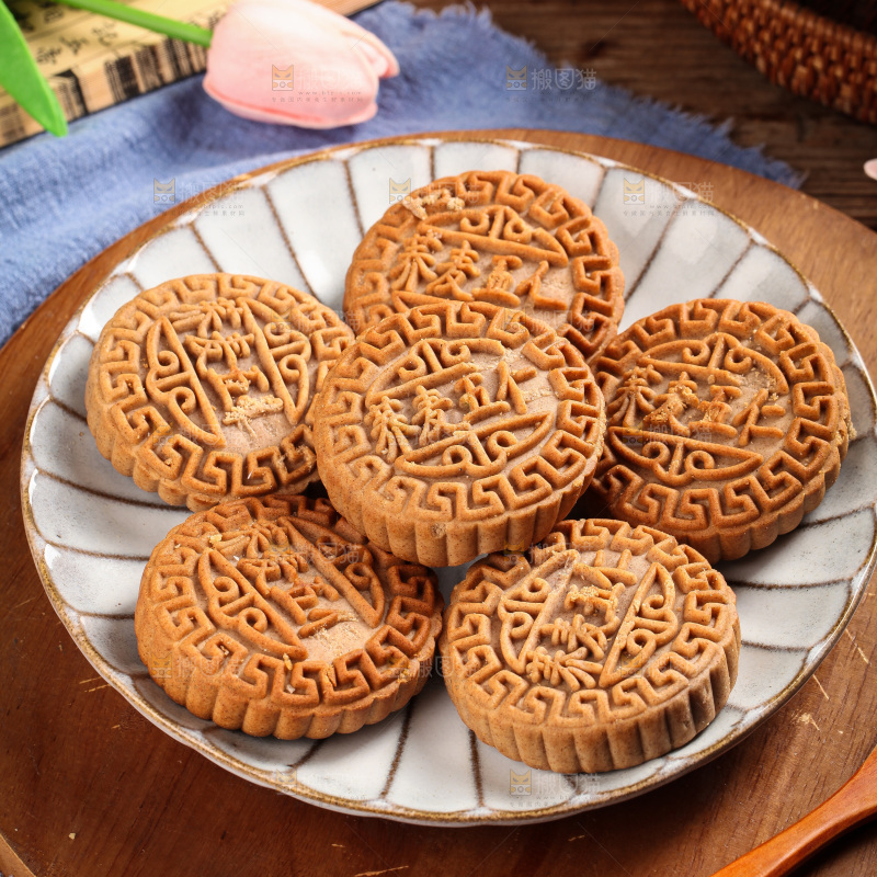 盘子里的荞麦五仁月饼