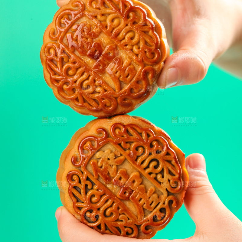 手上拿着蛋黄豆沙月饼