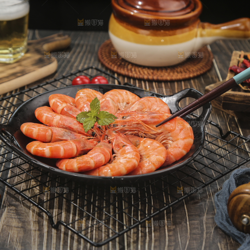 筷子上夹着清蒸对虾