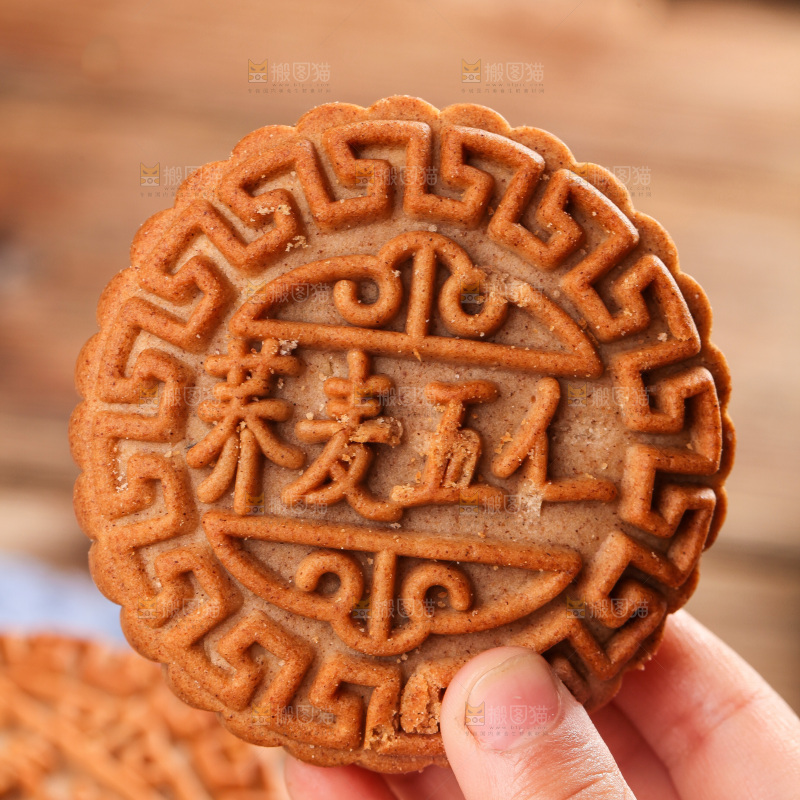 手拿着荞麦五仁月饼