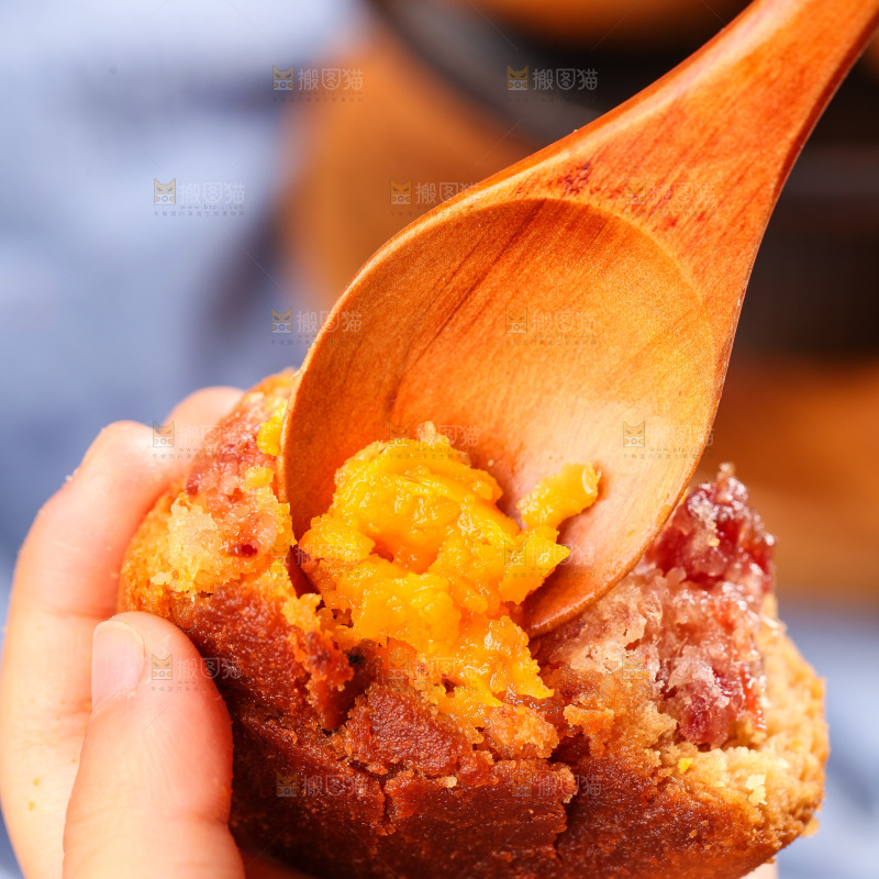 手里拿着火腿蛋黄月饼