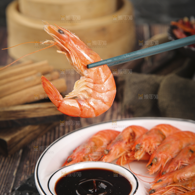 筷子上夹着清蒸对虾