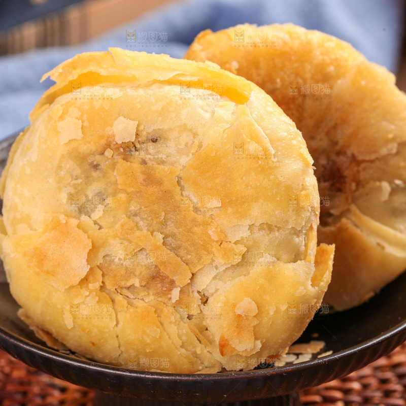 盘子里的酥皮月饼