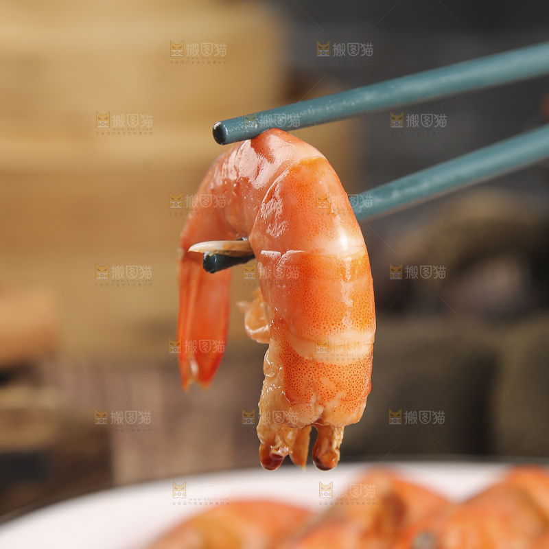 筷子上夹着清蒸对虾