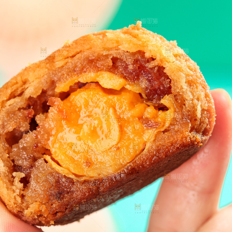 手里拿着火腿蛋黄月饼