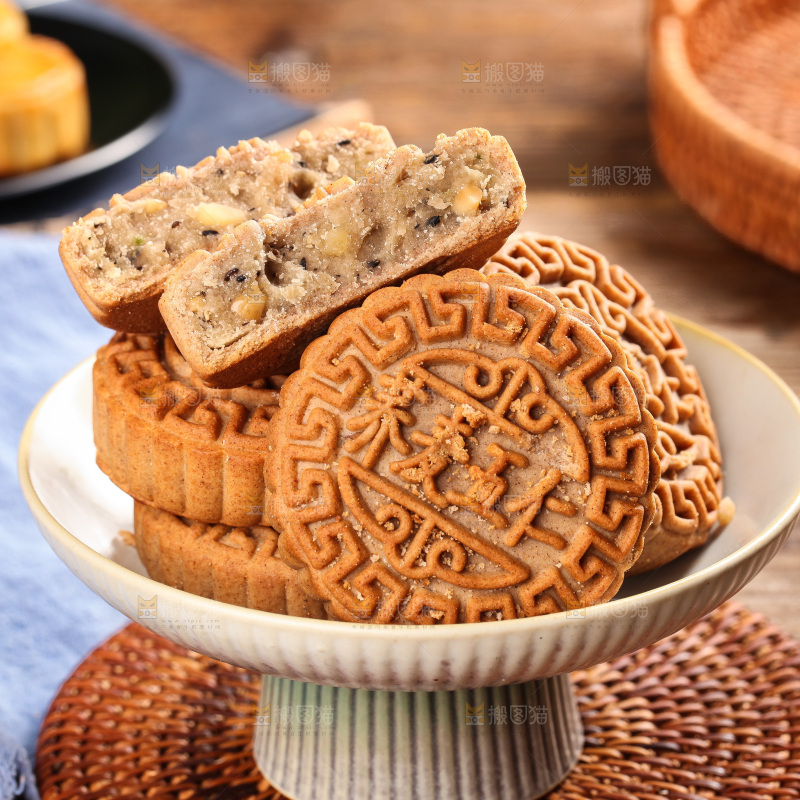 盘子里的荞麦五仁月饼