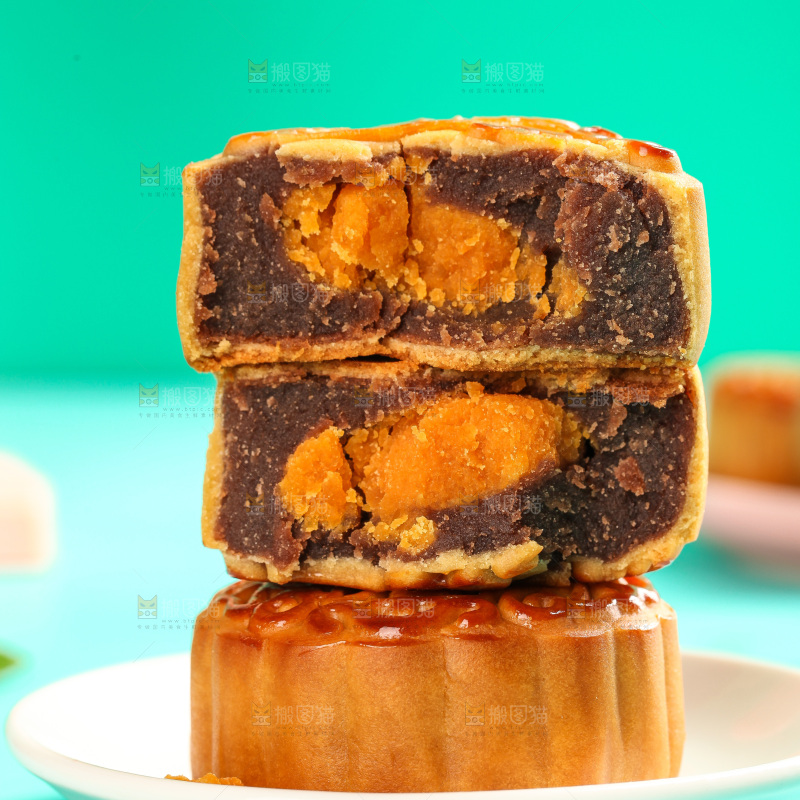 盘子里的蛋黄豆沙月饼