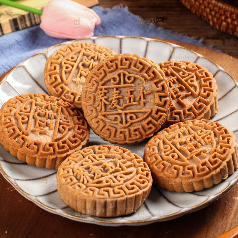 盘子里的荞麦五仁月饼