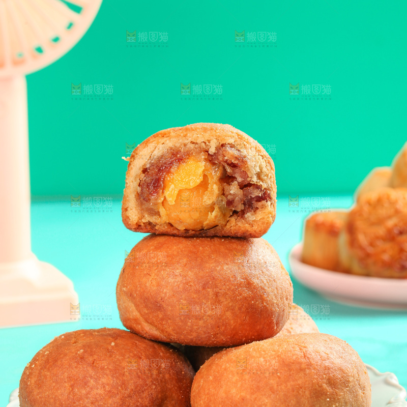 盘子里的火腿蛋黄月饼