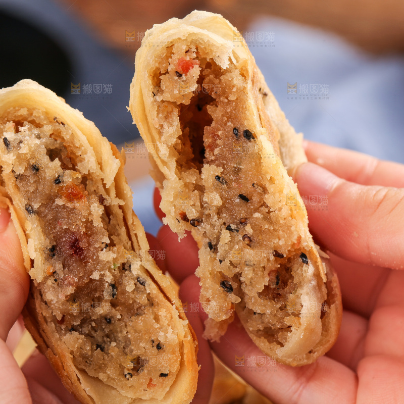 手拿着掰开的酥皮月饼