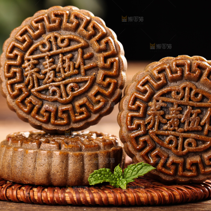 木底上的荞麦五仁月饼