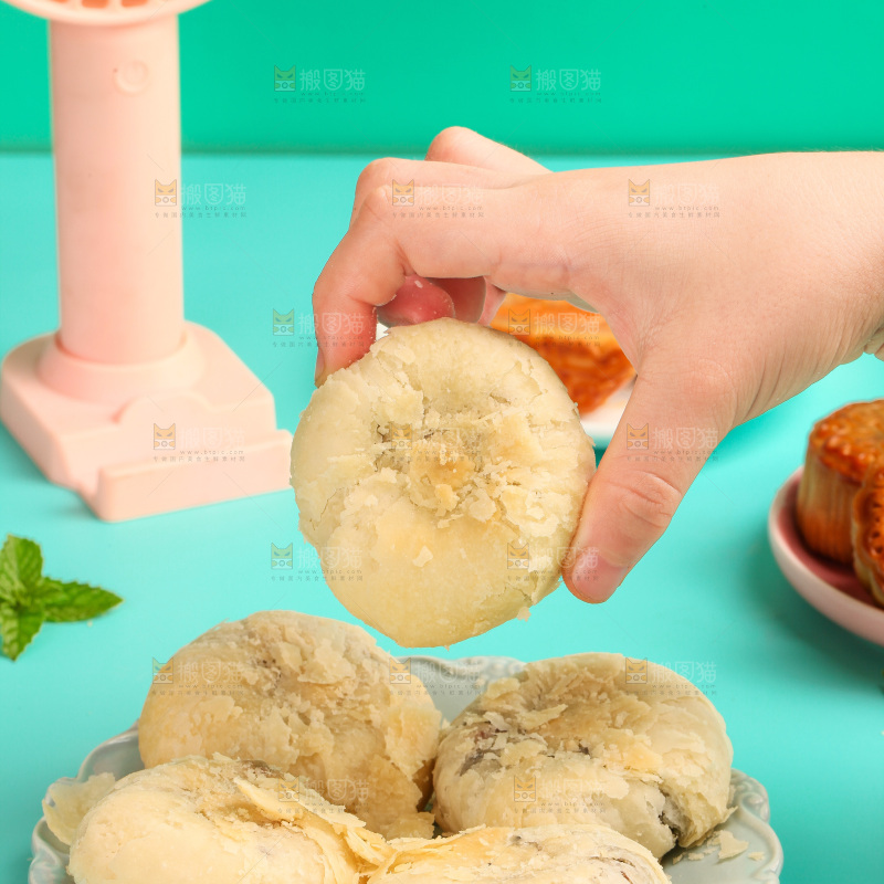 手上拿着酥皮月饼