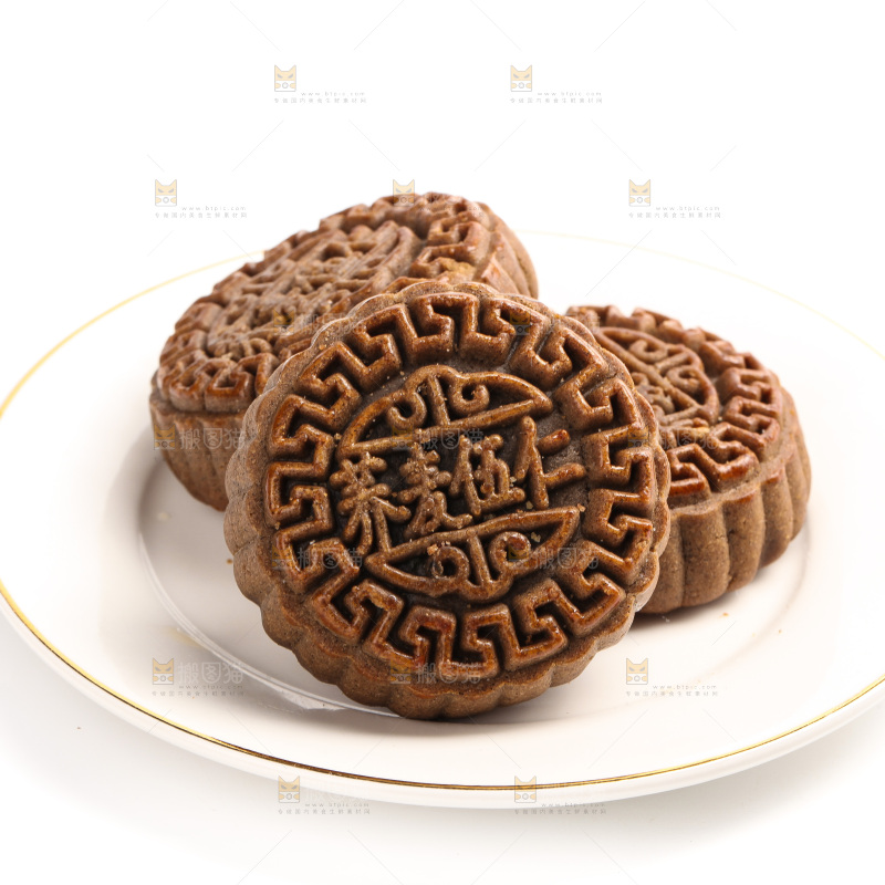白底上的一盘荞麦五仁月饼